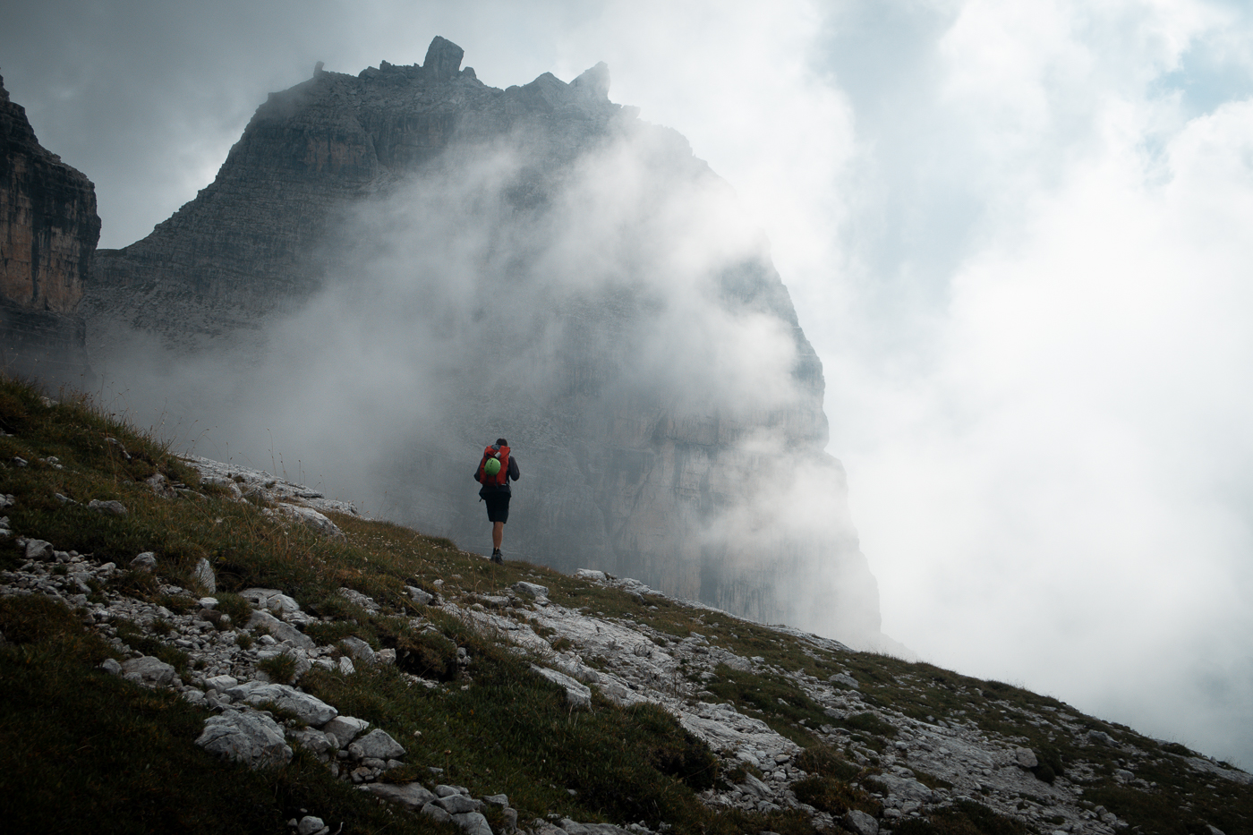Agosto 2023 - In cammino verso il rifugio Tuckett, Alessio si ferma a contemplare il paesaggio delle dolomiti del Brenta,