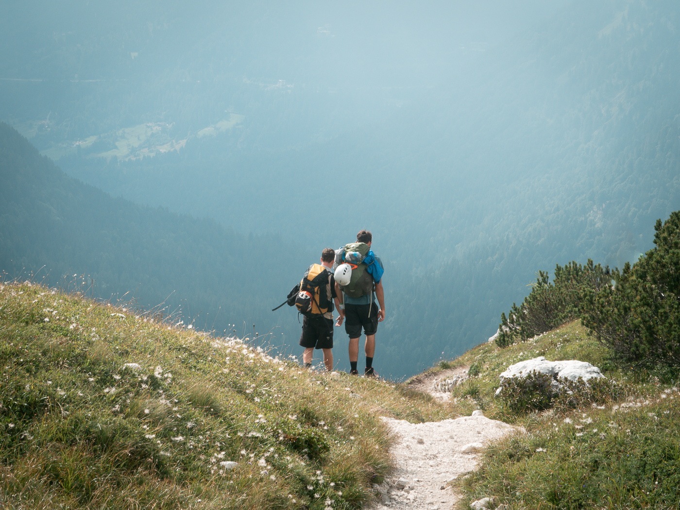 Agosto 2023 - In cammino verso il rifugio Graffer, Fedro e Roberto ammirano il paesaggio