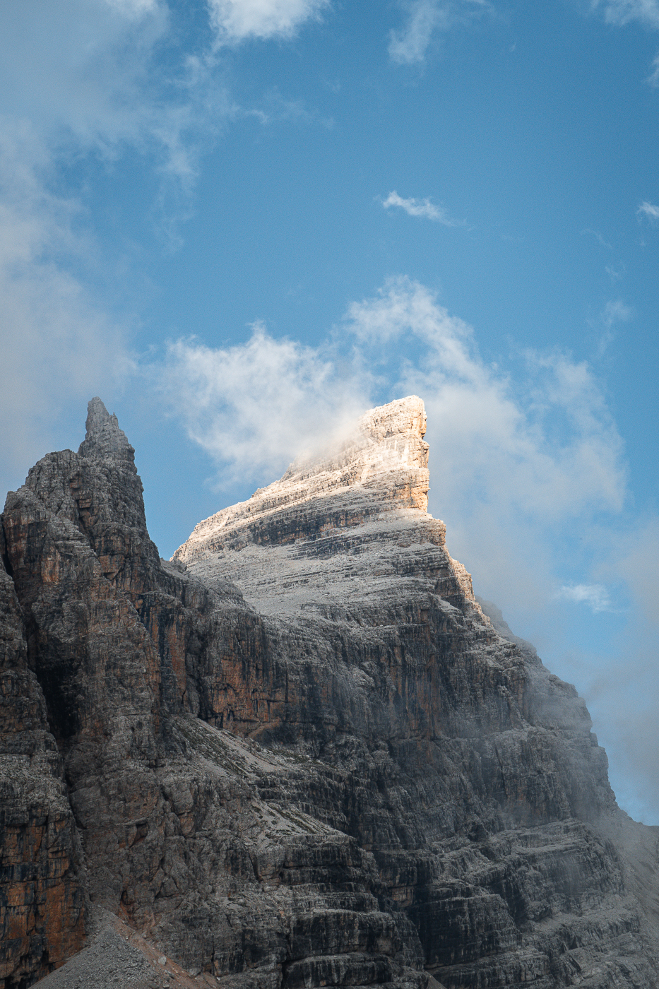Una delle cime delle dolomiti del Brenta illuminata dal sole