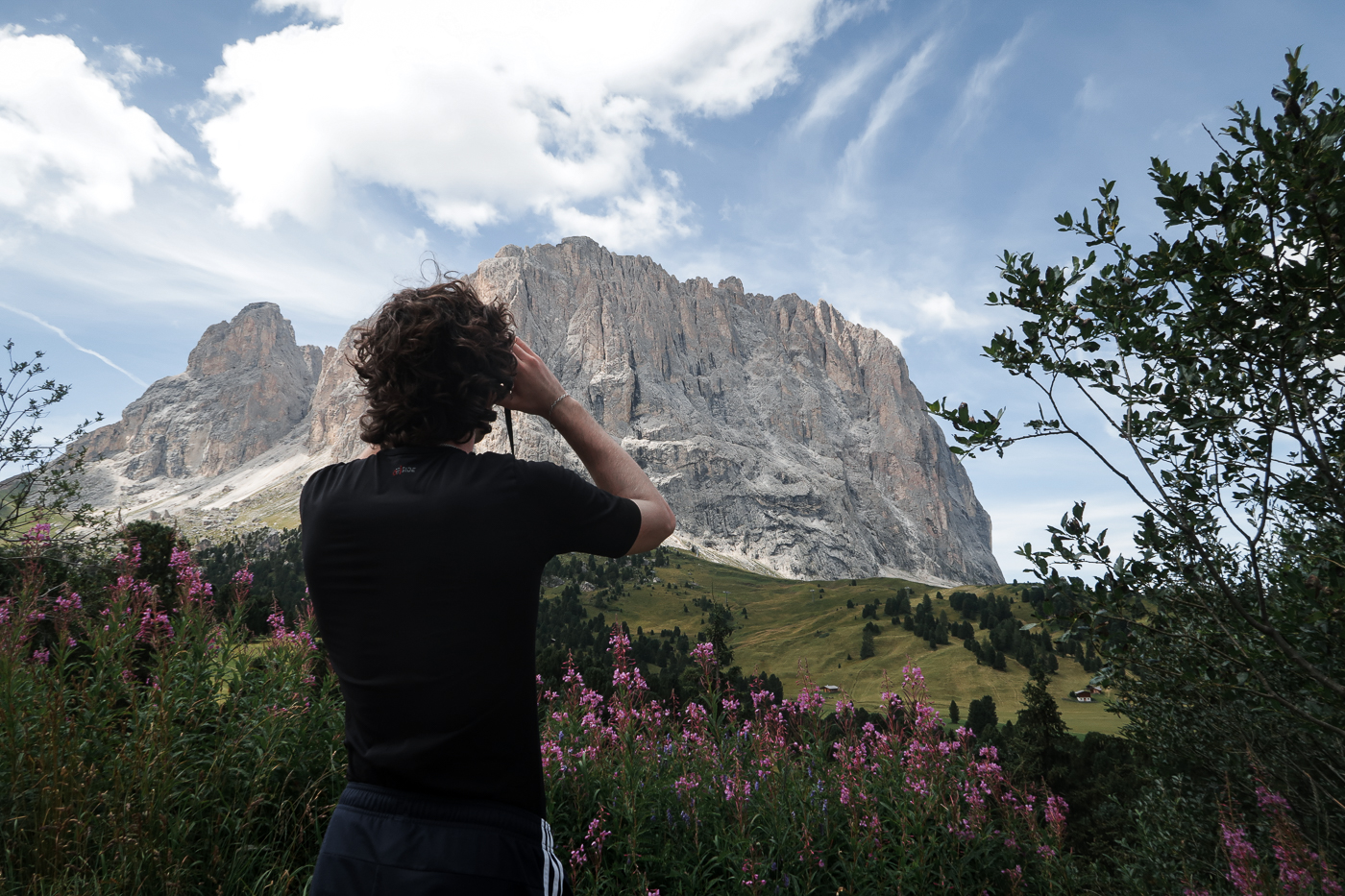 Agosto 2023 - Alessandro osserva con un binocolo le dolomiti del passo Sella