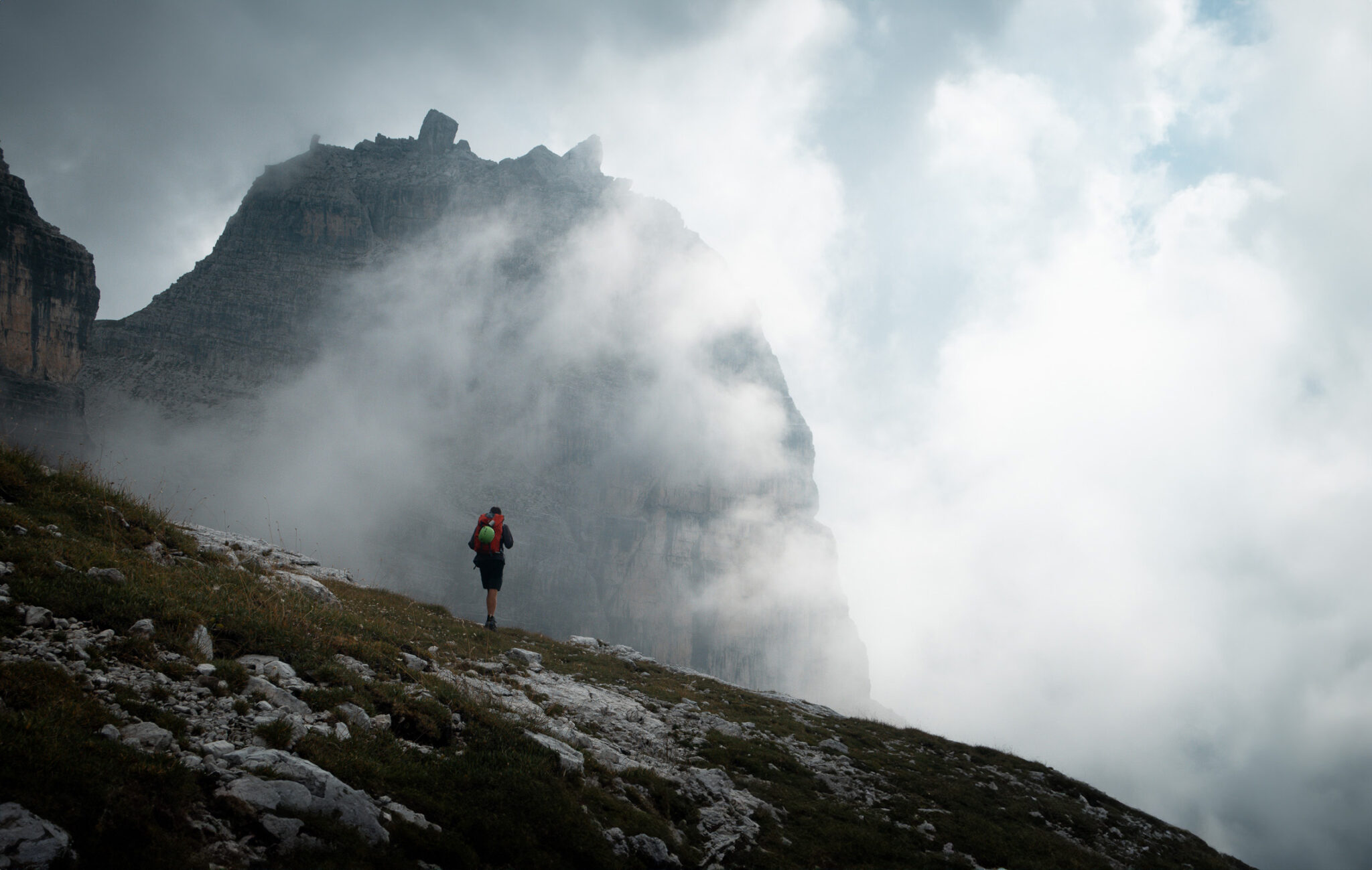 Agosto 2023 - In cammino verso il rifugio Tuckett, Alessio si ferma a contemplare il paesaggio delle dolomiti del Brenta,